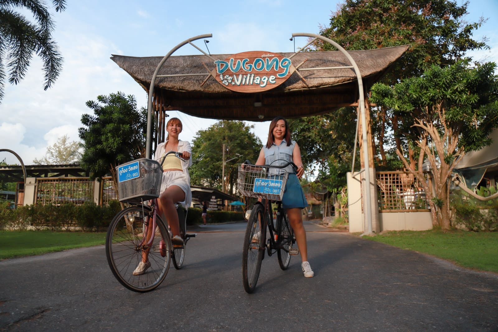 Pakmeng tourist destination, Dugong Village